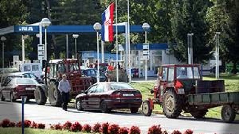 plavi dizel traktor benzinska crpka postaja 880x495