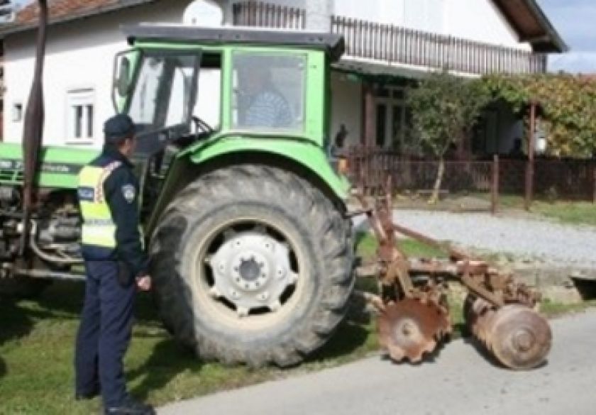 Upravljao traktorom uz alkohol od 2,28 promila pa su 62-godišnjaka smjestili u policijsku postaju