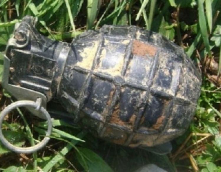 Prilikom košenja trave u dvorištu 38-godišnjak pronašao ručnu bombu