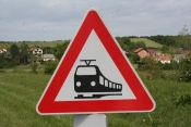 Prijavio krađu stupa i prometnih znakova na željezničkom prijelazu