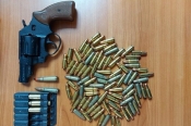 32-godišnjak pronašao tromblonsku minu a 47-godišnjakinja predala 2 revolvera, 3 pištolja, patrone i streljivo