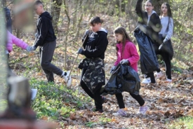 Ususret Danu planeta Zemlja kutjevačko školarci proveli akciju čišćenja okoliša u šumi prema Vili Vinkomir