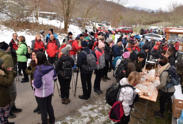 Tradicionalni 12 pohod na Kapavac najviši vrh Požeške gore na kojemu