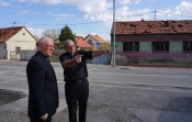 Požeški biskup msgr  Antun Škvorčević pohodio požeške obitelji nastradale u nevremenu