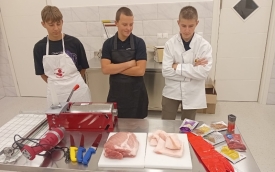 Prvi vrući dim u Poljoprivredno-prehrambenoj školi Požega – mladi mesari uče s entuzijazmom praviti kobasice i čvarke