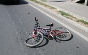Prometna nesreća uz sudjelovanje automobila i biciklistkinje ispred Doma zdravlja u Požegi
