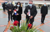 Uz Dan županije položeni vijenci uz spomenik poginulim braniteljima iz Domovinskog rata
