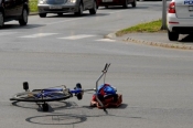 74-godišnjak u automobilu nije propustio 26-godišnjaka na električnom biciklu pa je došlo do sudara