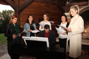 Od 43 autora na natječaju za najbolju pjesmu pobijedila Lidija Bajuk s pjesmom „Mali Isusu u vinogradu“