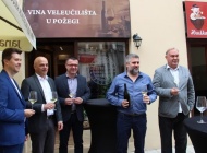 Gradonačelnik Puljašić kum kvalitetnog Chardonaya u novom vinskom boutique požeškog Veleučilišta