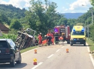 Teška prometna nesreća kod Skenderovaca - izletio kamion s drvima