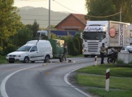 Motorom se zabili u VW Caddy, suvozačica ostala priklještena ispod vozila