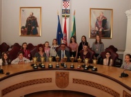 Predstavnice i plesačice Scenskog studija ARTina na prijemu kod župana