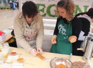 Održano vegansko kolinje: kobasice bez krvi i za prste polizati