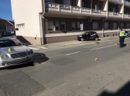 Bočno udario u Peugeot-a te ga odbacio na nogostup