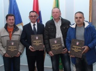 Knjigu prezentirali i donirali županu Tomaševiću koji je pomogao njen izlazak