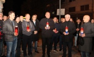 Povodom Dana sjećanja na žrtvu Vukovara svijeće u Vukovarskoj ulici zapalili članovi ŽO HDZ i GO HDZ grada Požega