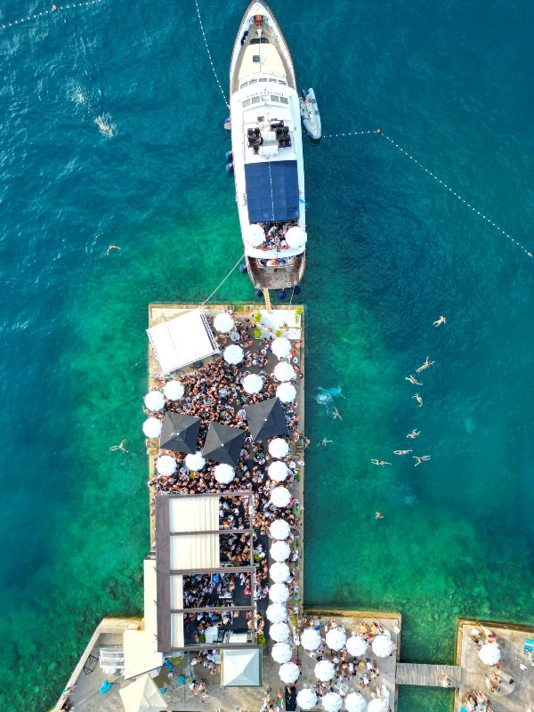 Beach Bar Mul svaki dan ima dobru zabavu