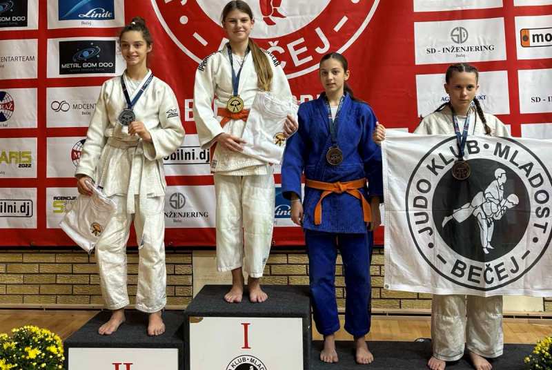 IMG 2c736da321930afa107b7182d5008af8 V