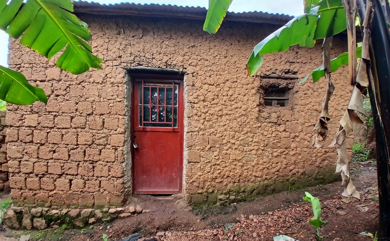 Trošna kućica u kojoj Emmanuel Nshimiyimano živi sa svojom braćom i sestricom