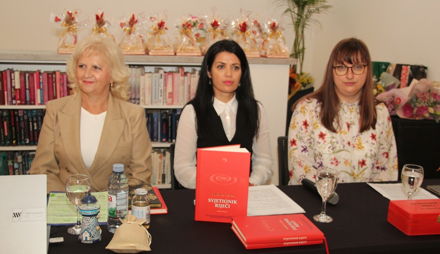Promocija nove zbirke poezije "Svjetionik riječi" požeške književnice Đurđice Gatjal održana na prepunoj Galeriji svjetlosti