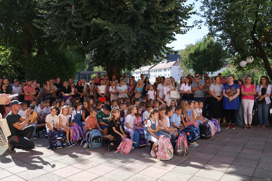 Prvi dan škole: Gradonačelnik Miličević i zamjenica Martinek dočekali prvašiće i poželjeli im uspješnu školsku godinu