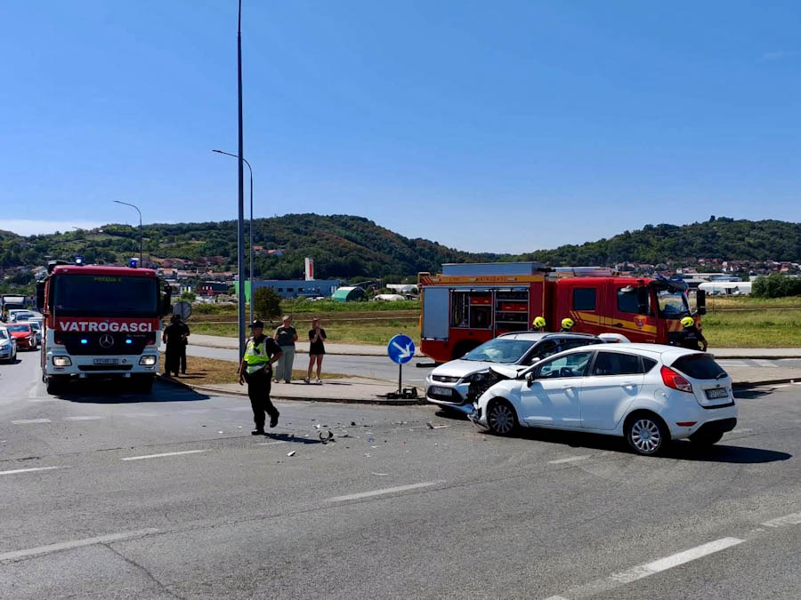 Prometna nesreća u Požegi: Sudar autobusa i dva osobna automobila