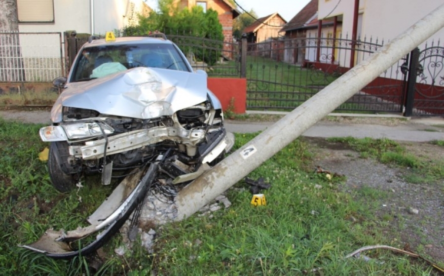 18-godišnji vozač malo brže ušao u raskrižje pa je udario u stup javne rasvjete i obiteljsku kuću