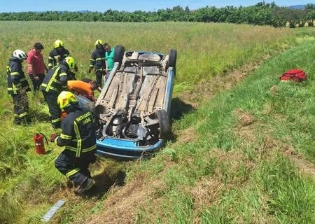 19-godišnji vozač teretnog automobila za vrijeme vožnje koristio mobitel i bez sigurnosnog pojasa sletio, udario u metalni stup i prevrnuo se u polju