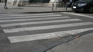 4 prometne a 72-godišnja vozačica u Požegi na pješačkom prijelazu automobilom udarila 29-godišnju pješakinju koja je ozlijeđena