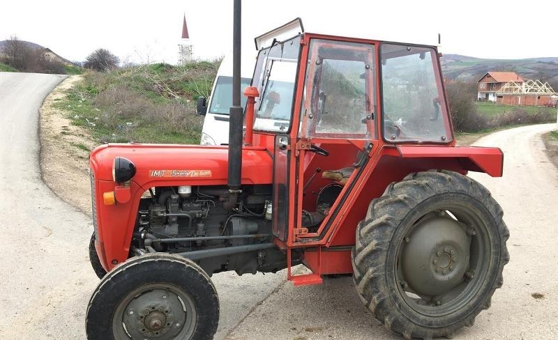 57-godišnjak vozio neregistrirani i neosigurani traktor kroz Bilice - dobio kaznu kao i vlasnik traktora koji je znao da nema registrirano vozilo