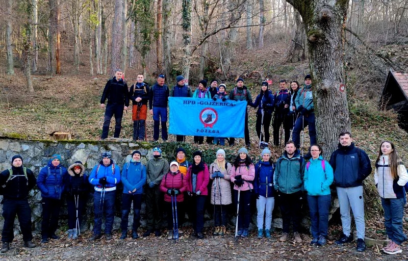 7. Opća planinarska škola na pohodu "Hrbtom Papuka" i prehodali 13 km planinskog hoda
