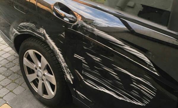 78-godišnji vozač se uključivao u promet i udario u desnu stranu parkiranog automobila a pomoglo mu je i 1,07 promila alkohola