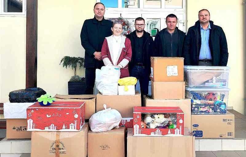 "Božićno svjetlo" za djecu u Centru i dječjem domu iz Lipika - Fakultet i Alumni FTRR unijeli radost u praznike