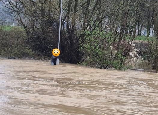Brzom intervencijom radnika pomoću užadi spašena osoba iz nabujale Orljave - apel JVP Požega izbjegavajte šetnice uz Orljavu i nabujale vodotoke