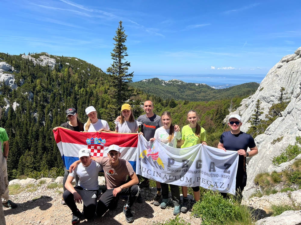 Članovi Školskog planinarskog društva „Pegaz“ Dan državnosti proslavili na majci hrvatskih planina