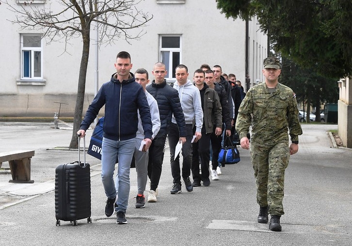 Djevojke i mladići stigli u Požegu na dragovoljnu obuku  - Prvu ovogodišnju grupu čini 120 ročnica i ročnika