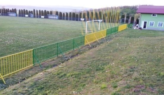 Dok traje pauza članovi NK "Graničar" iz Zagrađa uređivali svoje terene i objekte