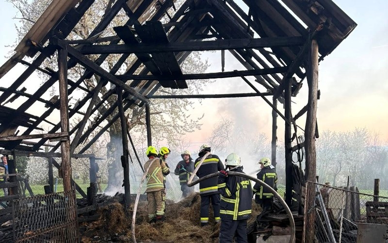 Došlo je do požara drvenog štaglja ispunjenog sijenom i slamom u Kaptolu