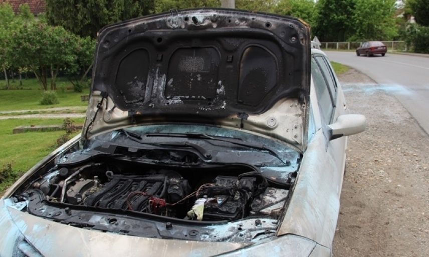 Došlo je do požara na parkiranom automobilu u Požegi uslijed kvara na električnim instalacijama