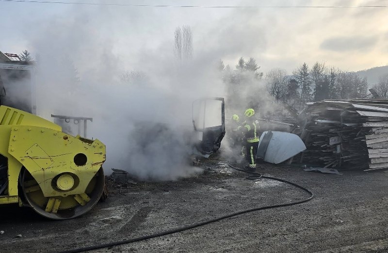 Došlo je do požara na teretnom vozilu u dvorištu tvrtke u Šijačkoj cesti u Požegi prilikom rezanja na kabini