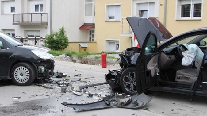 Došlo je do prometne nesreće između osobnog i teretnog automobila u požeškoj Zrinskoj ulici