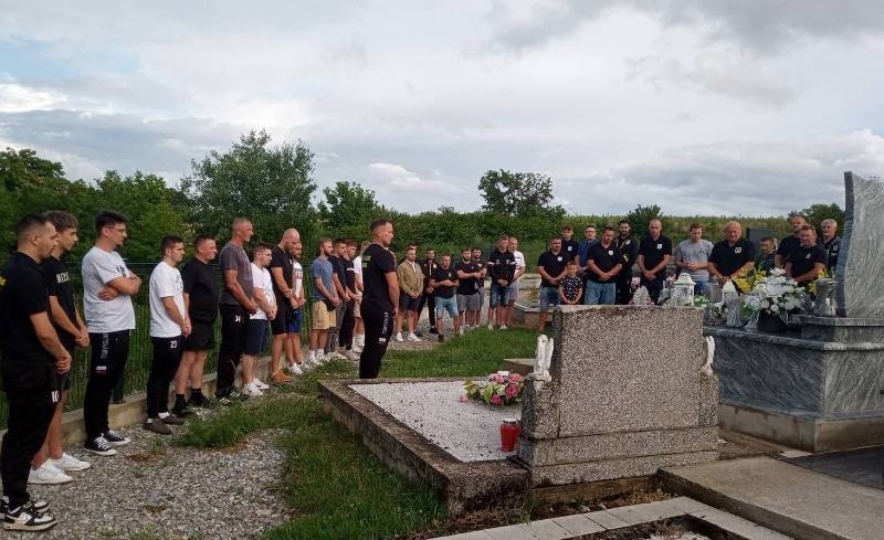 Emotivan spoj sjećanja i sporta - Druga Memorijalna nogometna utakmica za Ivicu Uremovića između NK Vatrogasac i NK Graničar