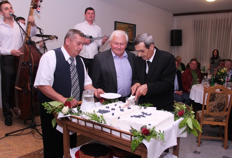 Enjingija iznenadili s velikom tortom za 74. rođendan