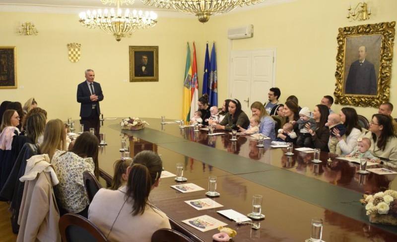 Grad Požega darivao 40 novorođenih sugrađana od rujna do studenog 2025. – 20 djevojčica i 20 dječaka