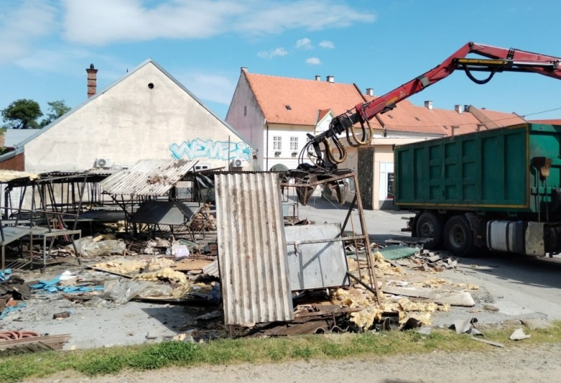 Grad Požega počeo sa uklanjanjem stare Gradske tržnice – Požega ulazi u novu fazu uređenja povijesne jezgre