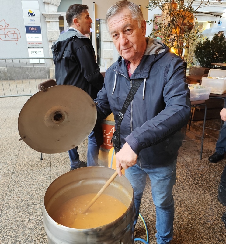Grupa gastro novinara čiji je član i Kronika požeško-slavonska kuhala humanitarnu maškaranu maneštru za Azil za životinje Viškovo u Rijeci na karnevalu