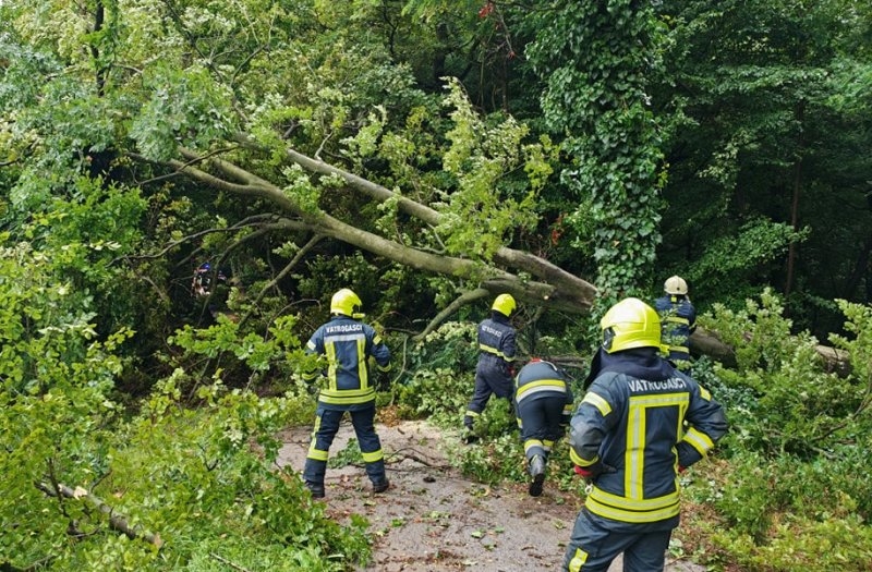 HVZ - Zbog nevremena i požara diljem Hrvatske angažirano gotovo tisuću vatrogasaca