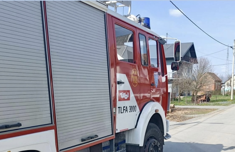 Izazvao požar u obiteljskoj kući, sprječavao gašenje požara i napao policijskog službenika