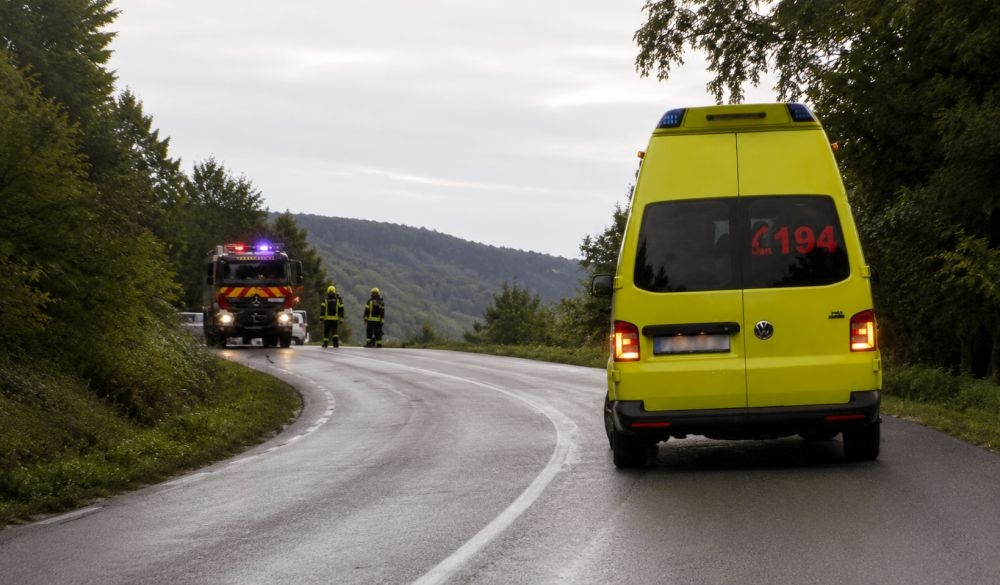 Jedna osoba ozlijeđena u slijetanju automobila s kolnika prema Orahovici